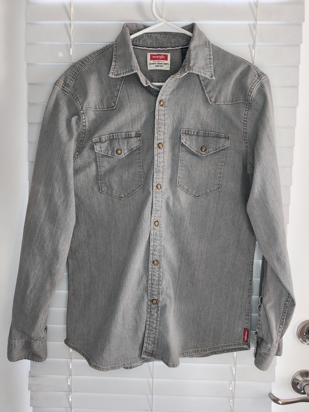 Wrangler Mens Gray Denim Western Shirt Long Sleeve Pearl Snap Pockets Sz M EUC